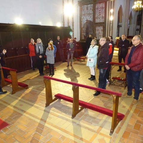 Powiększ obraz: Kontynuacja wykładu w prezbiterium Katedry