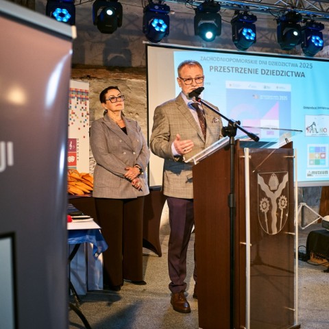 Powiększ obraz: Maria i Waldemar Witkowie przy mównicy