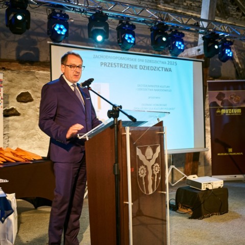 Powiększ obraz: Przemawiający wicewojewoda zachodniopomorski Dawid Krystek