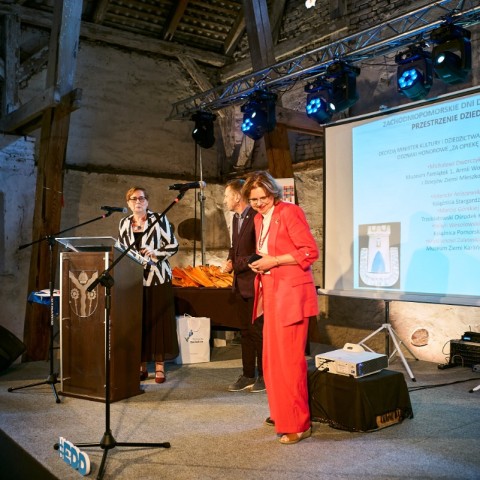 Powiększ obraz: Jolanta Aniszewska odbierająca Odznakę Honorową 