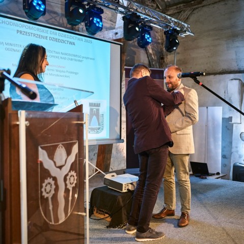 Powiększ obraz: Michał Dworczyk odbierający Odznakę Honorową 