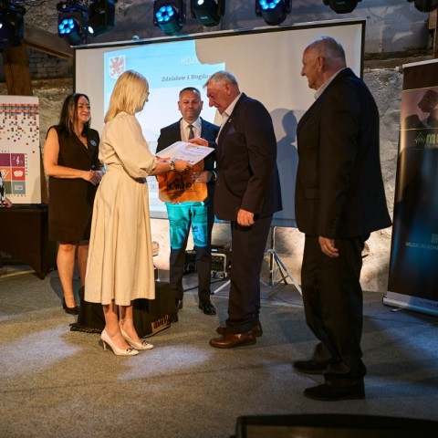 Powiększ obraz: Bogdan i Zdzisław Andziakowie odbierają Dyplom Honorowy 