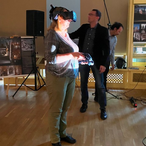 Powiększ obraz: Uczestnik konferencji w goglach VR.