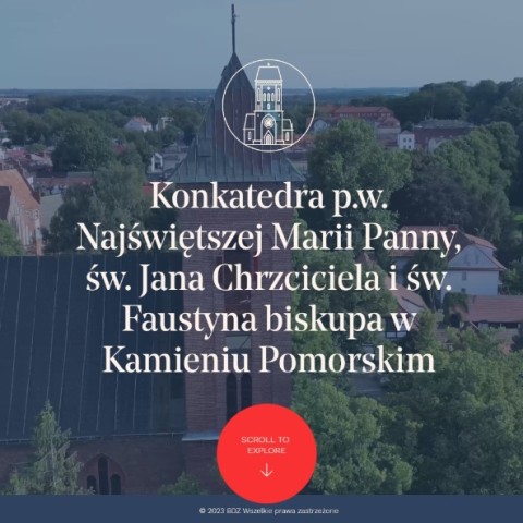 Powiększ obraz: Konkatedra p.w. Najświętszej Marii Panny, św. Jana Chrzciciela i św. Faustyna biskupa w Kamieniu Pomorskim. Neogotycki blok wieżowy z zwieńczony czterospadowym hełmem, na szczycie którego ustawiony jest duży łaciński krzyż.