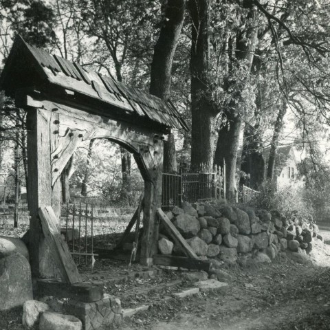 Powiększ obraz: Bramka wierciszewska - widok z drogi,1958r