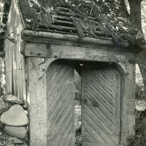 Powiększ obraz: Bramka iwięcińska - widok od strony drogi, 1958r