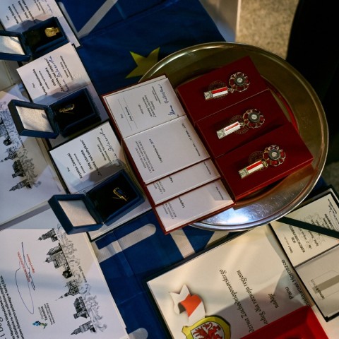 Powiększ obraz: Rozłożone odznaczenia i dyplomy