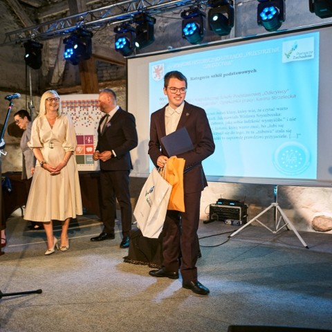 Powiększ obraz: Adam Girjatowicz odbiera wyróżnienie w XIV Konkursie Historycczno-Literackim 