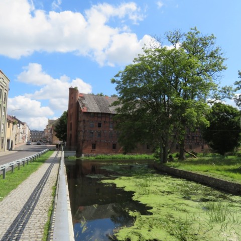 Powiększ obraz: Widok wjazdu do miasta, po lewej dawny młyn, po prawej Wyspa Biskupia i ryglowy spichlerz