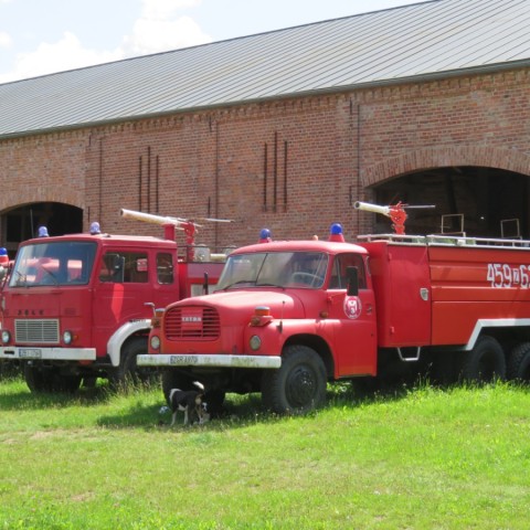Powiększ obraz: wozy strażackie ze zbiorów Muzeum Ziemi Karlińskiej, Wyspa Biskupia